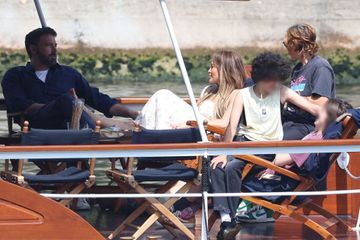 Ben Affleck et Jennifer Lopez, croisière en famille sur la Seine pour les jeunes mariés