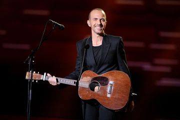 Calogero rejoint par sa fille Romy sur scène, son ex-femme Hortense applaudit