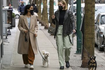 Camila Mendes et Lili Reinhart, promenade décontractée avec leurs chiens
