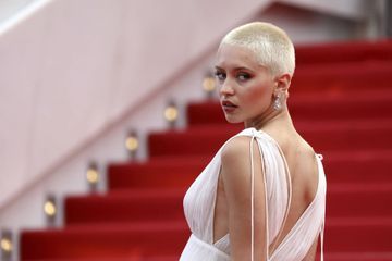 Cannes jour 6 : Iris Law, fille de Jude, impose son style sur le tapis rouge