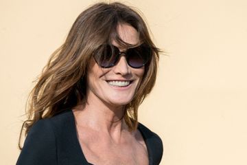 Carla Bruni présente Rêve, le nouveau membre de sa famille