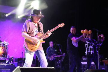 Carlos Santana s'effondre en plein concert, son agent donne de ses nouvelles