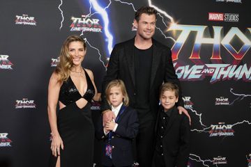 Chris Hemsworth, «camping épique» avec ses garçons, au milieu des kangourous