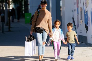 Chrissy Teigen, sortie shopping avec ses enfants Luna et Miles