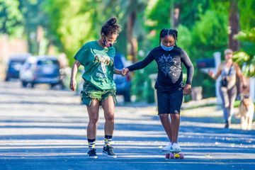 Christina Milian apprend à sa fille Violet à faire du skate