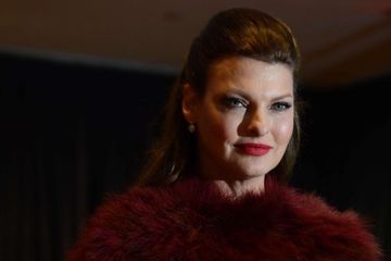 Défigurée par un soin esthétique, Linda Evangelista se montre enfin