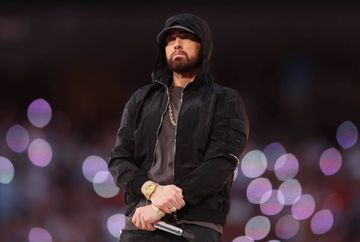 Eminem soutenu par ses filles Hailie et Alaina au Super Bowl