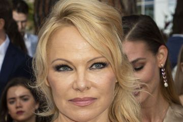 Gênée, Pamela Anderson revient sur sa rupture avec Adil Rami à la télé américaine