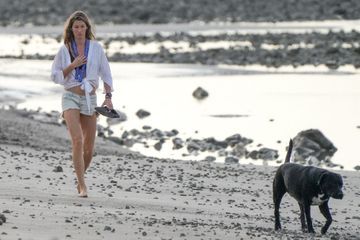 Gisele Bündchen, promenade sur une plage du Costa Rica