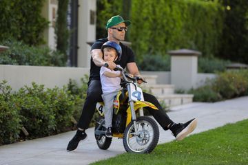 Jason Statham fait de la mini moto avec son adorable fils, Jack