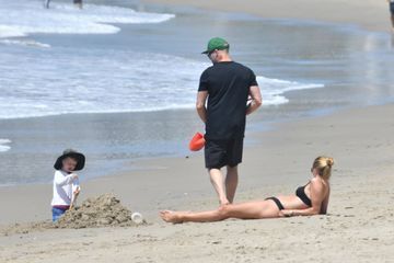 Jason Statham, pause tendresse à la plage avec Rosie et leur fils