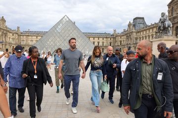 Jennifer Lopez et Ben Affleck à Paris, la lune de miel se poursuit au Louvre