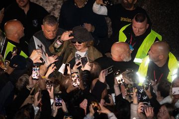 Johnny Depp assailli par les fans après sa victoire, sortie remarquée en Angleterre