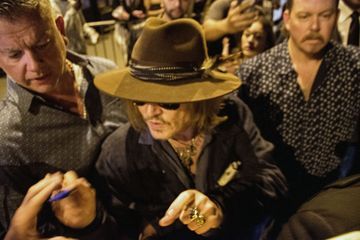 Johnny Depp de retour à Paris, l'acteur assailli par les fans à deux heures du matin