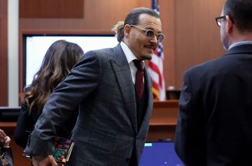 Johnny Depp hilare au tribunal, après une question sur ses parties intimes