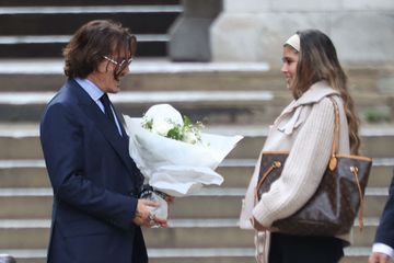 Johnny Depp reçoit des fleurs d'une jeune femme au tribunal