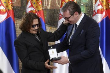 Johnny Depp récompensé par le président serbe