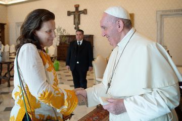 Juliette Binoche a rencontré le pape François et lui a offert de l'artémisia