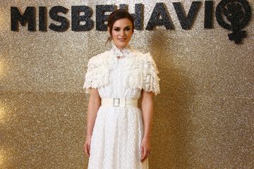 Keira Knightley, éclatante en robe blanche pour la première de 