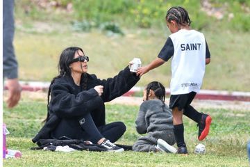 Kim Kardashian assiste au match de football de son fils, Saint