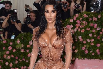 Kim Kardashian choque en dévoilant une taille minuscule