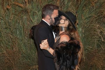 Le doux baiser masqué de Jennifer Lopez et Ben Affleck au gala du Met