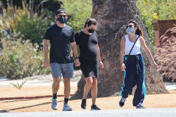 Lea Michele, enceinte, reparaît au côté de son mari et de sa mère