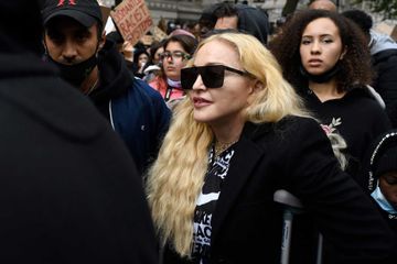 Lunettes noires et béquilles sous les bras, Madonna se mêle aux manifestants à Londres