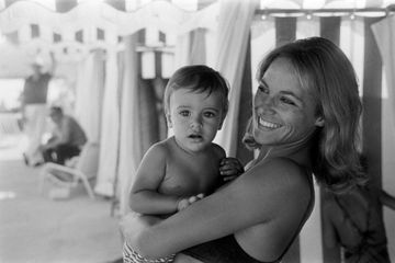 Dans les archives de Match - Nathalie Delon et Anthony, mère et fils en photos dans Match