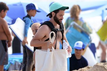 Penn Badgley, papa cool à la plage