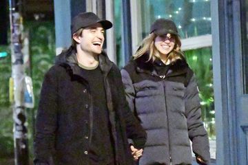 Robert Pattinson, remis du coronavirus et amoureux à Londres