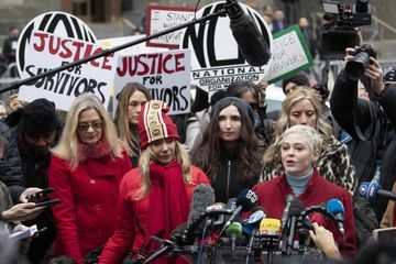 Rose McGowan et Rosanna Arquette se retrouvent au procès d'Harvey Weinstein