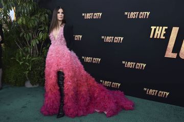 Sandra Bullock, printanière et sexy pour la première de «The Lost City»