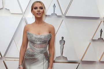 Scarlett Johansson porte pour 2,5 millions de dollars de bijoux aux Oscars