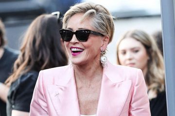 Sharon Stone, look de gala surprenant en tailleur rose et baskets, face à Sean Penn