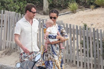 Stars en vacances : Michael Fassbender et Alicia Vikander, parents comblés