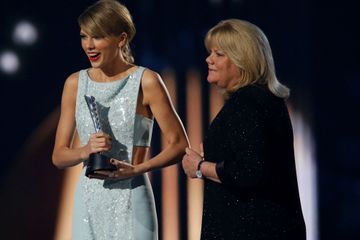 Taylor Swift révèle que sa mère se bat contre une tumeur au cerveau