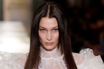 Topless, Bella Hadid exhorte les fans à rester chez eux