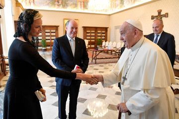 Charlène et Albert au Vatican, chaleureuses retrouvailles avec le pape François