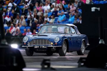 Charles et Camilla, arrivée surprise en Aston Martin aux Commonwealth Games