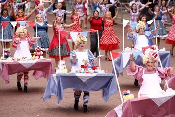 En images : la parade fastueuse et colorée pour la fin du jubilé d'Elizabeth II