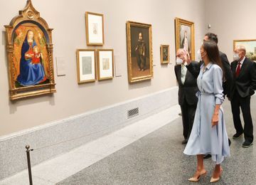 Letizia fait mouche avec sa robe bleu layette au Musée du Prado