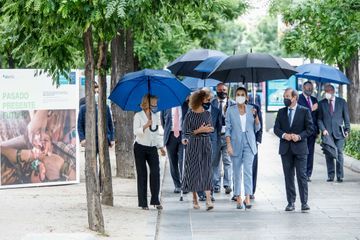 Letizia étrenne un tailleur en lin bleu ciel sous la pluie madrilène