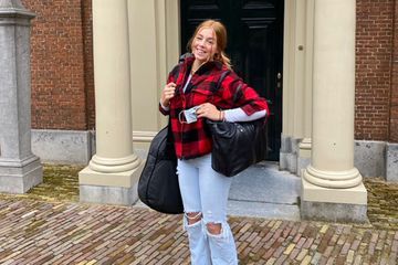 Princesse Alexia, jeans troué et sourire aux lèvres, en route pour le Pays de Galles