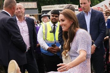 Kate Middleton tout-terrain, partie de foot avec William en robe et compensées
