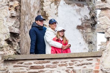 Estelle, VIP avec Victoria et Daniel dans les ruines du château de Borgholm