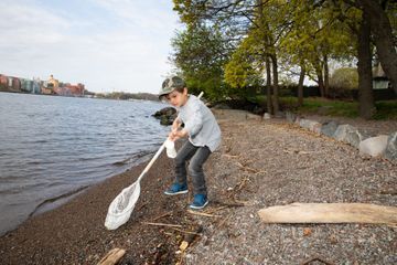 Estelle et Oscar, petits ambassadeurs de l'environnement épuisettes en main