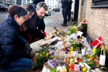 Josephine et Vincent ont déposé des fleurs pour les Ukrainiens