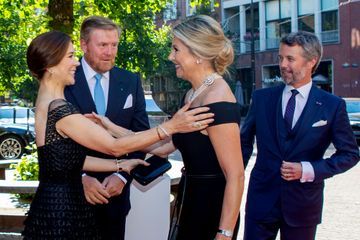 Mary et Maxima, assorties pour de chaleureuses retrouvailles à La Haye