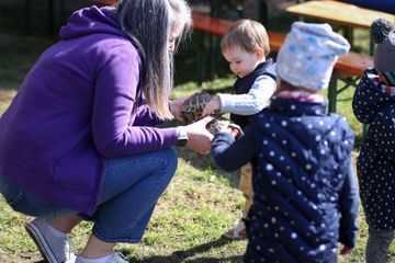 Stéphanie à la rencontre de petits réfugiés ukrainiens et de leurs mamans avec Charles